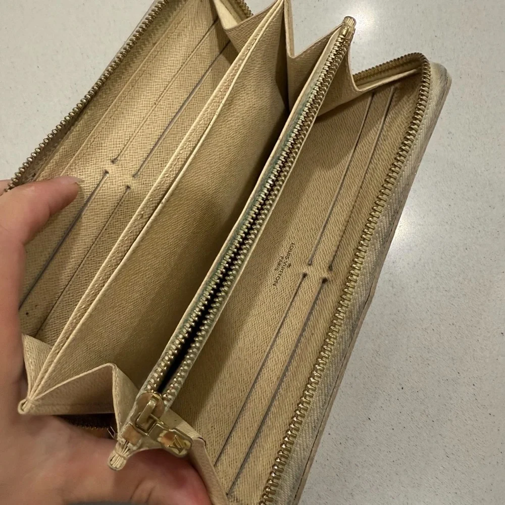 Louis Vuitton Damier Azur Wallet in Cream and Gray - Picture 3 of 3